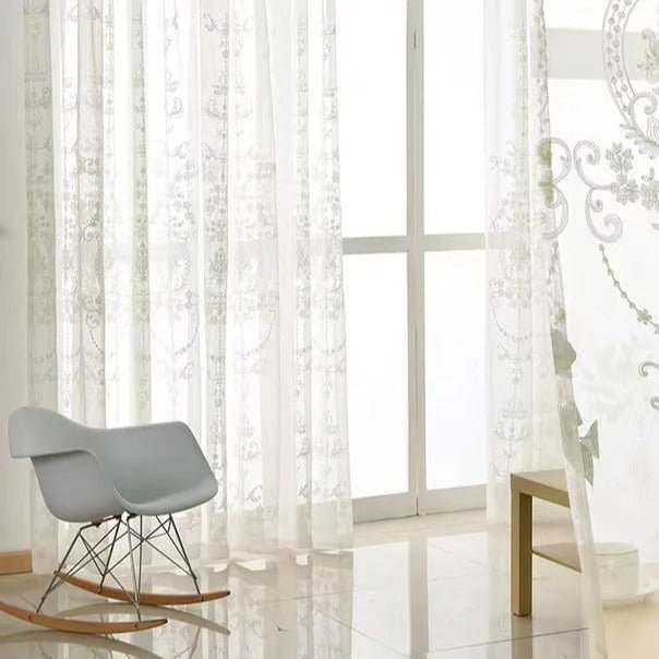 Klassische Gardine mit eleganter Barock-Stickerei