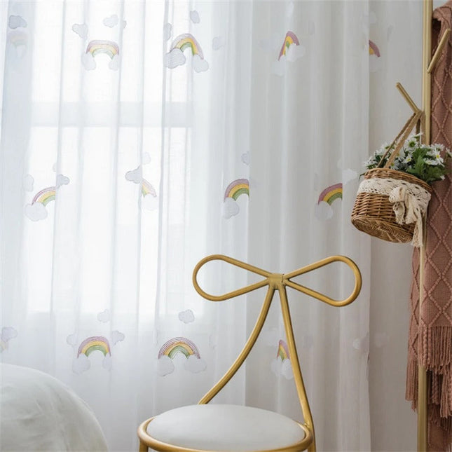 Bestickte Kindergardine mit Regenbogen-Motiv