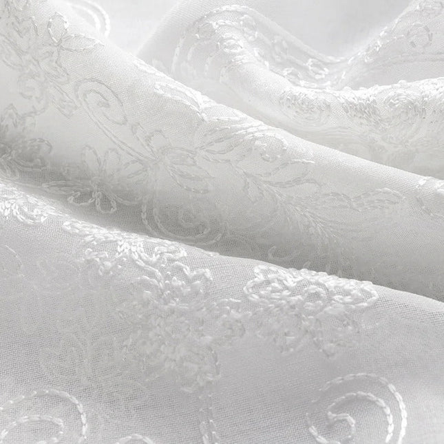 Klassische Gardine mit eleganter Barock-Stickerei