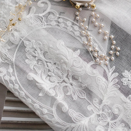 Klassische Gardine mit eleganter Barock-Stickerei