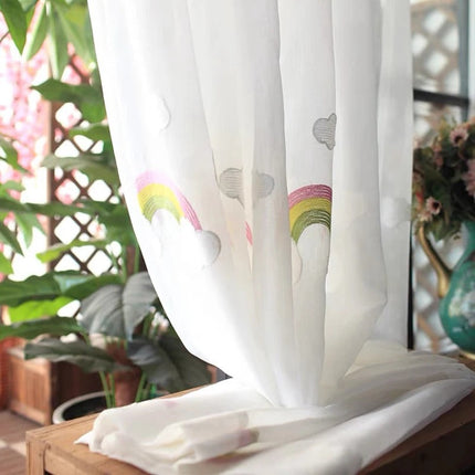 Bestickte Kindergardine mit Regenbogen-Motiv