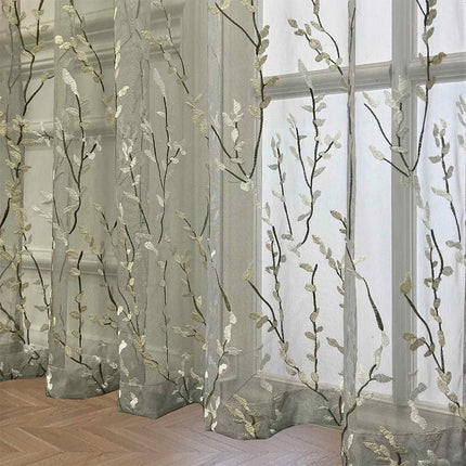 Gardine bestickt mit Zweigen Muster