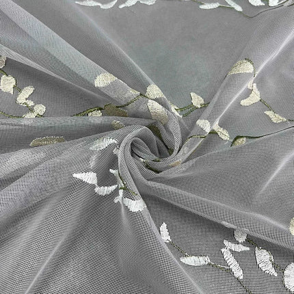 Gardine bestickt mit Zweigen Muster