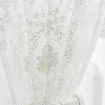 Klassische Gardine mit eleganter Barock-Stickerei