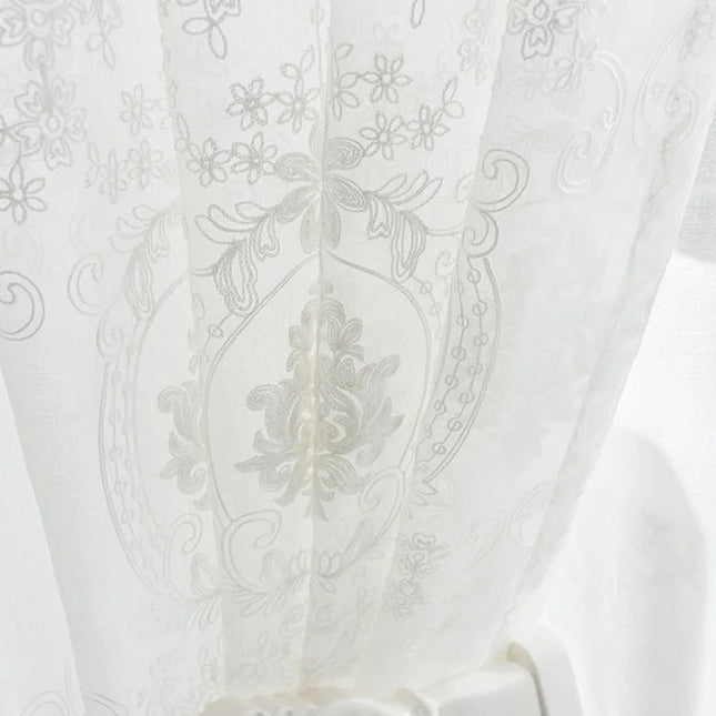 Klassische Gardine mit eleganter Barock-Stickerei