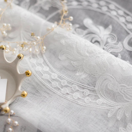 Klassische Gardine mit eleganter Barock-Stickerei