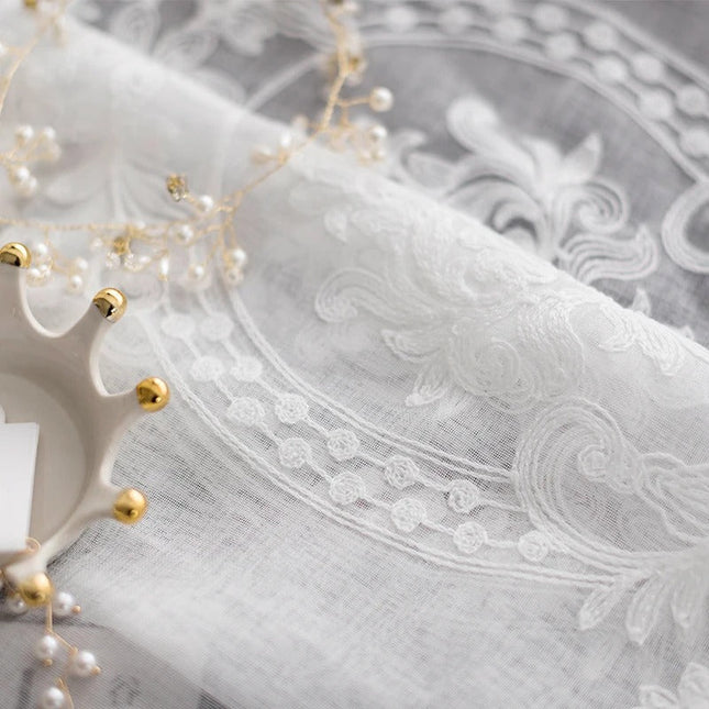 Klassische Gardine mit eleganter Barock-Stickerei