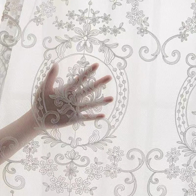 Klassische Gardine mit eleganter Barock-Stickerei