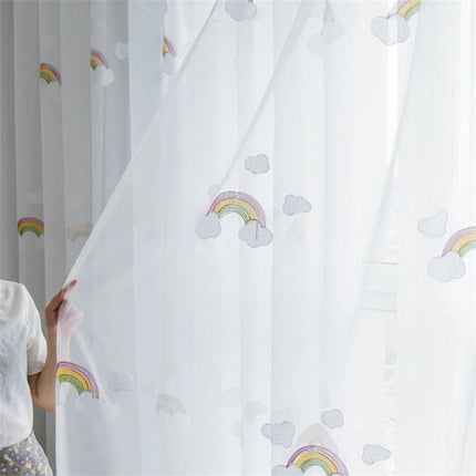 Bestickte Kindergardine mit Regenbogen-Motiv