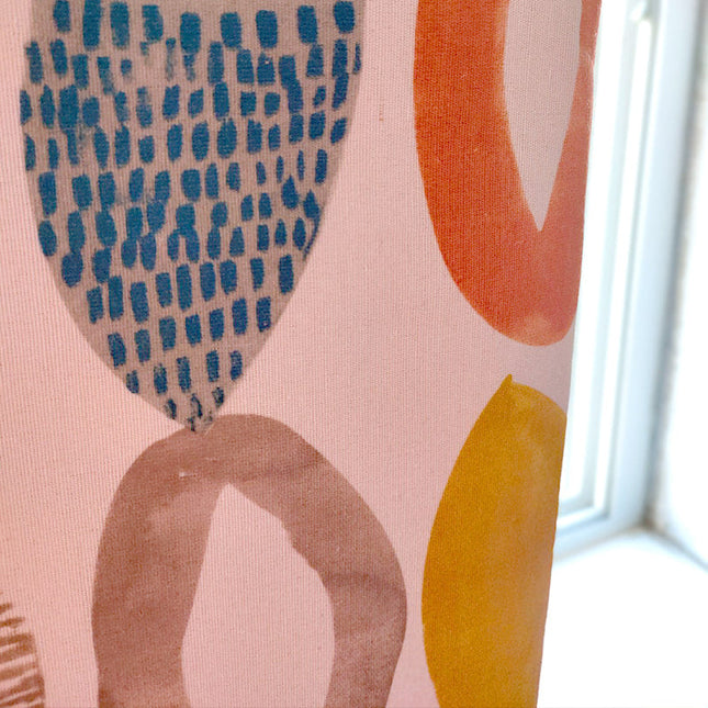 Bunter Vorhang mit modernem Muster