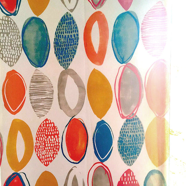 Bunter Vorhang mit modernem Muster