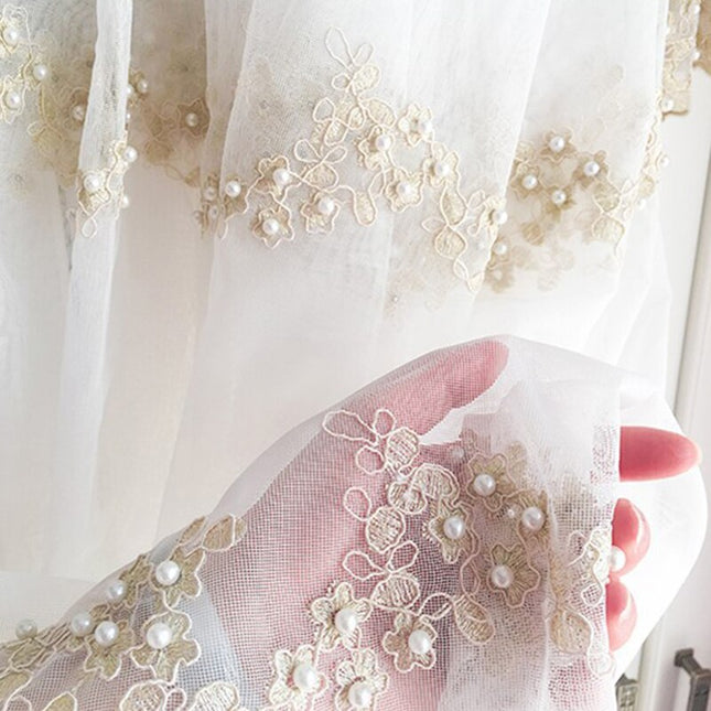 Romantische Gardine mit Perlenstickerei